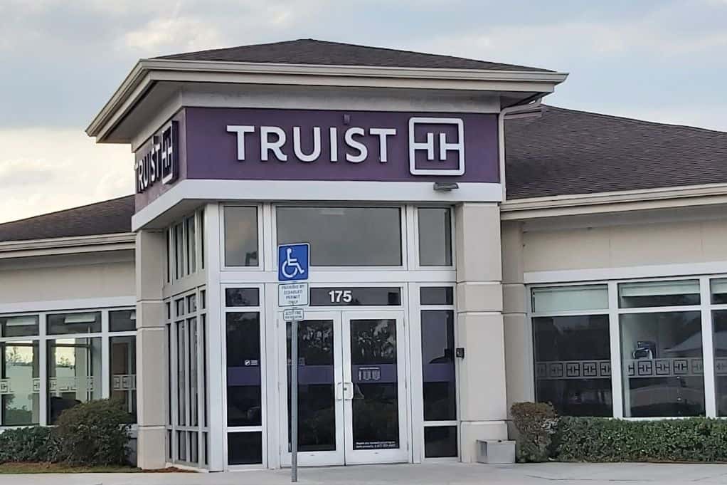 Truist bank exterior